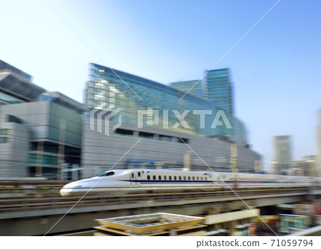 Tokaido Shinkansen panning shot near Yurakucho Tokyo-Shinagawa 71059794