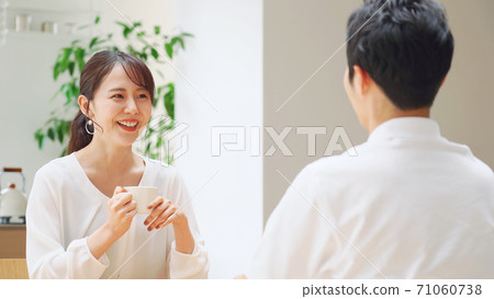 夫妻在家聊天 71060738
