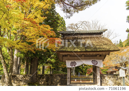 Autumn leaves at the site of Hanayama Village Kanyu Bansho in the Sendai Clan, Kurihara City, Miyagi Prefecture Autumn leaves at the site of Hanayama Village Kanyu Bansho in the Sendai Clan, Kurihara City, Miyagi Prefecture 71061196