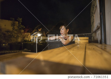 年輕女子在晚上洗個私人露天浴池 年輕女子在晚上洗個私人露天浴池 71061351