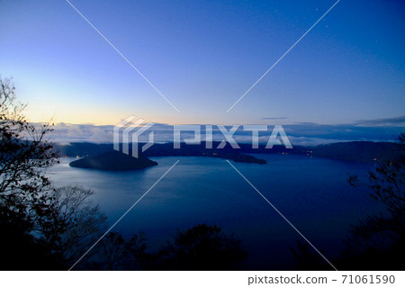 Lake Towada / Mt. Onabe Observatory before dawn (Towada City, Aomori Prefecture) 71061590