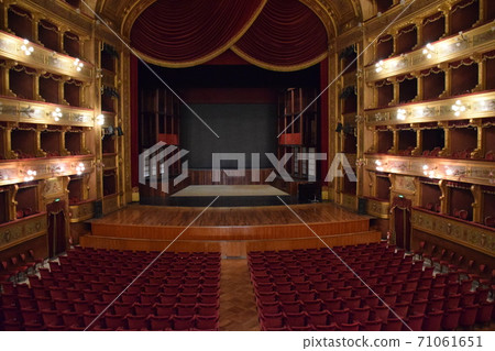 意大利巴勒莫馬西莫劇院的前舞台 71061651