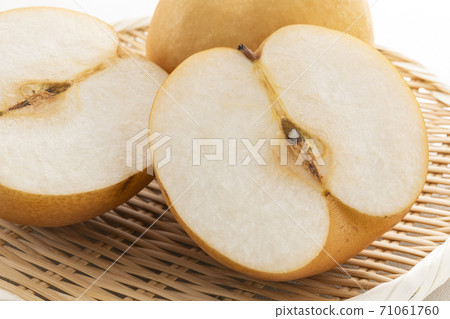 Cut pear 71061760