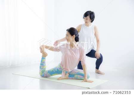 五十多歲的瑜伽班女性 71062353