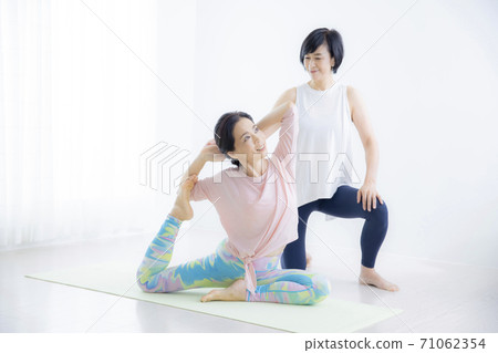 Yoga class for women in their 50s Yoga class for women in their 50s 71062354