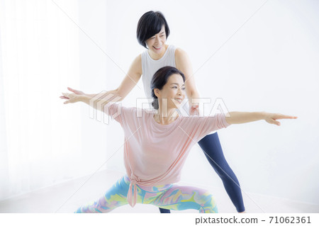 五十多歲的瑜伽班女性 五十多歲的瑜伽班女性 71062361