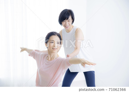 五十多歲的瑜伽班女性 71062366