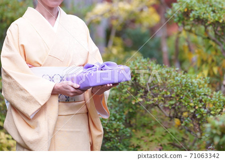 Image of a woman wearing a kimono and wearing a furoshiki 71063342