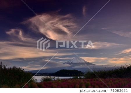 秋天的河口湖與富士山和沖繩 秋天的河口湖與富士山和沖繩 71063651