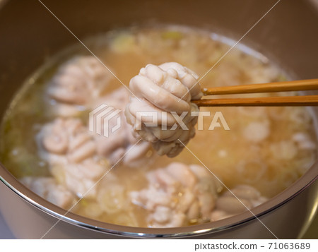 真塔拉白子(Tara Shirako)和尼吉(Negi)。用鍋做的日本味o湯。 真塔拉白子(Tara Shirako)和尼吉(Negi)。用鍋做的日本味o湯。 71063689