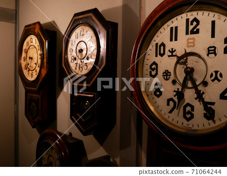 Antique clock 71064244