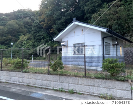 在山上的小屋 71064378