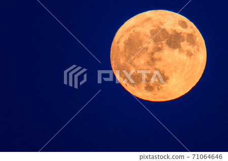 Full moon in twilight High magnification (equivalent to 1800 mm * crop) High resolution (5168 x 3448) shooting Full moon in twilight High magnification (equivalent to 1800 mm * crop) High resolution (5168 x 3448) shooting 71064646