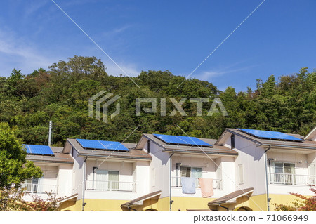 生態住宅和藍天_太陽能住宅小區 生態住宅和藍天_太陽能住宅小區 71066949