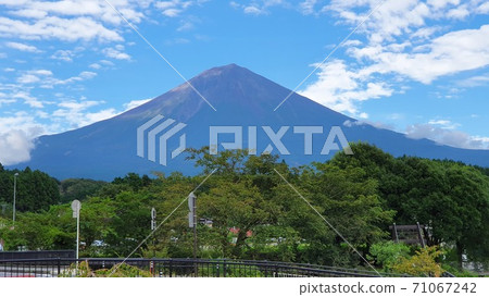 晴天在富士山 71067242