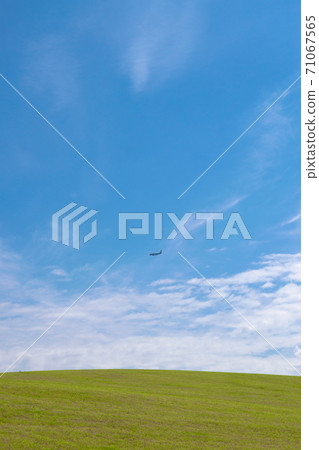 An airplane flying over Biei Hill 71067565
