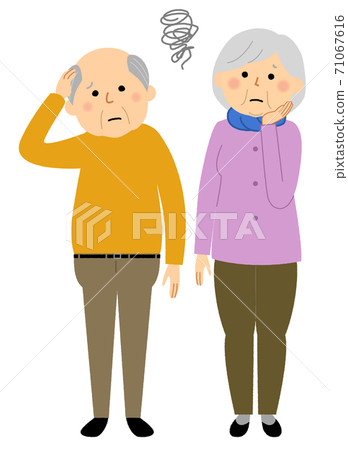 老年夫婦在麻煩中老年夫婦在老人中 71067616