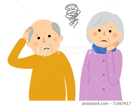 老年夫婦在麻煩中老年夫婦在老人中 71067617