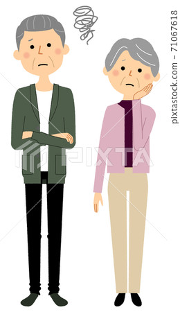 老年夫婦在麻煩中老年夫婦在老人中 71067618