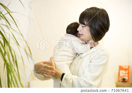 Infant and mother 71067641