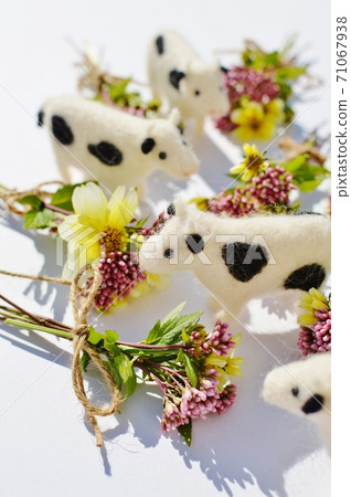 Wool felt cows and a small bouquet Wool felt cows and a small bouquet 71067938