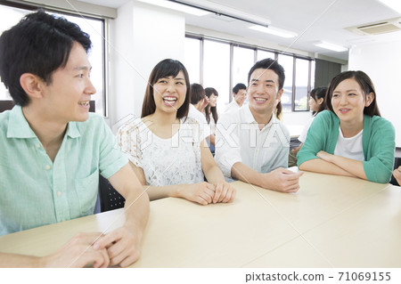 學生進行小組討論 學生進行小組討論 71069155
