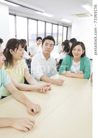 學生進行小組討論 71069156