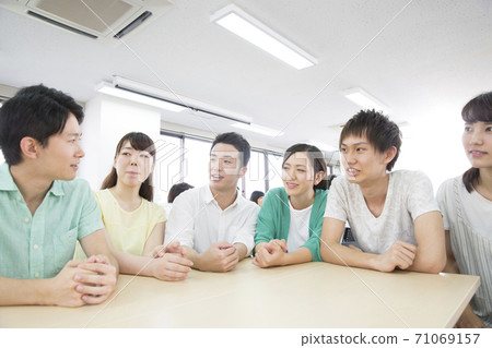 學生進行小組討論 學生進行小組討論 71069157