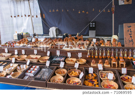 岐阜縣高山市宮川早市民間工藝品一劍雕刻 71069595