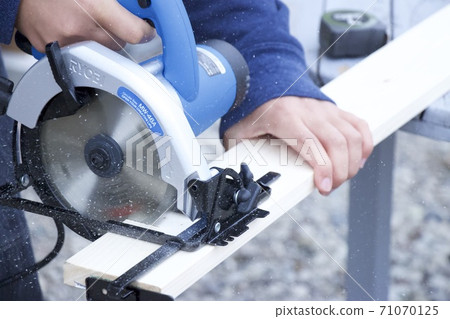 Cutting a tree Cutting a tree 71070125