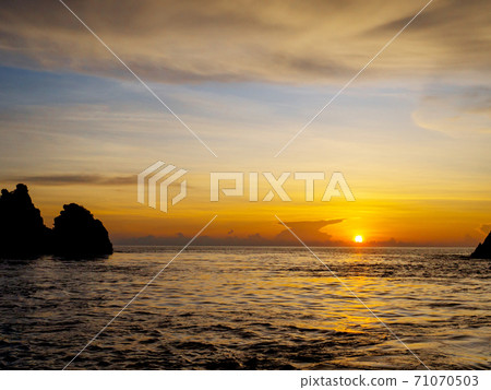 The golden reflection on the water surface from sunset is beautiful The golden reflection on the water surface from sunset is beautiful 71070503