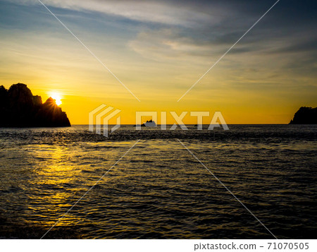 The golden reflection on the water surface from sunset is beautiful The golden reflection on the water surface from sunset is beautiful 71070505