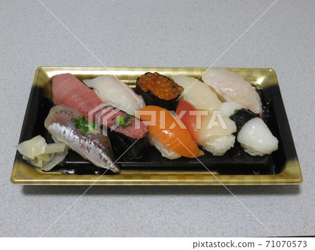 10 pieces of sushi 71070573