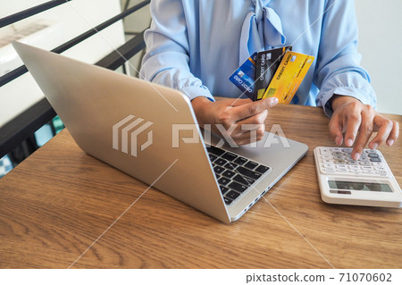 Business woman consumer spending via credit card and internet banking for shopping online 71070602