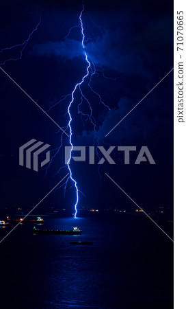 [天氣] [天氣] [雷聲]晚上雷聲落在海上 71070665
