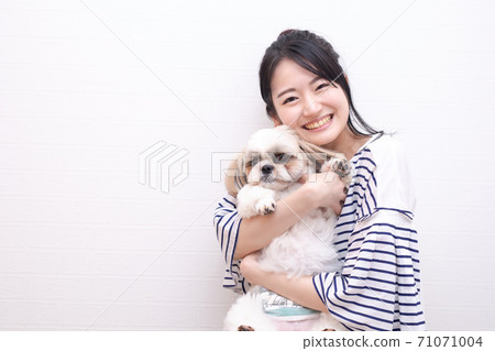 Dog and lady 71071004
