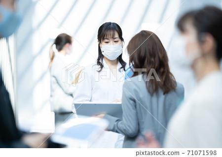 醫務人員銷售業務的女人 71071598