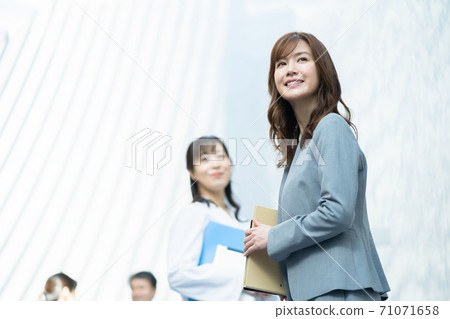 醫務人員銷售業務的女人 醫務人員銷售業務的女人 71071658