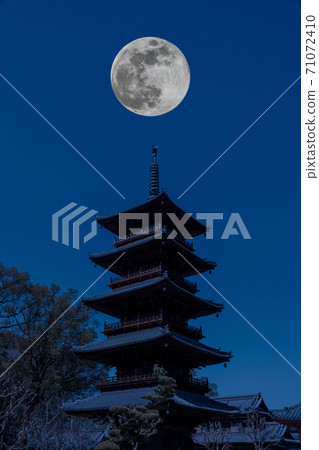 滿月和五層寶塔 71072410