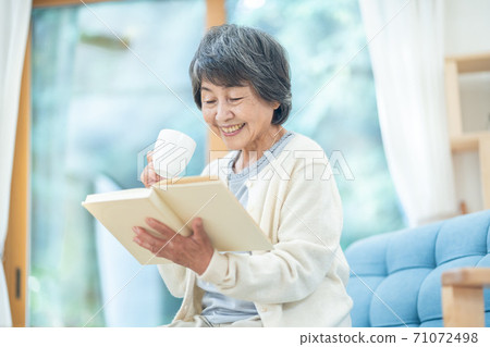 Senior woman reading 71072498