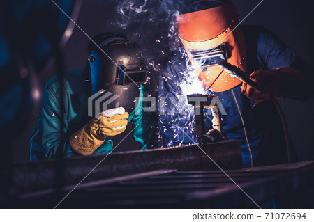 Metal welding steel works using electric arc welding machine 71072694