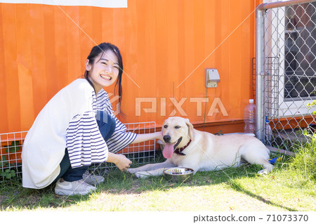 一個女人給狗澆水 71073370