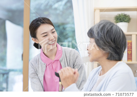 年輕女性照顧者說話 年輕女性照顧者說話 71073577
