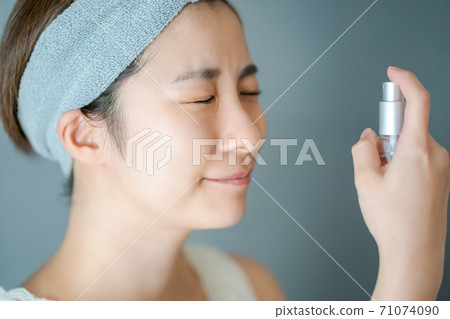 Skin care women in their thirties 71074090