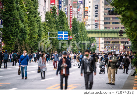 日本電暈秋葉原,東京的東京都市風景。這個星期天,滿是戴著口罩的人= 11月1日 日本電暈秋葉原,東京的東京都市風景。這個星期天,滿是戴著口罩的人= 11月1日 71074358