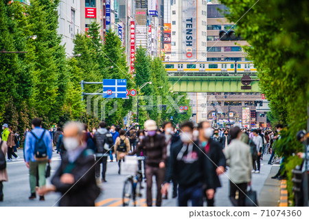日本電暈秋葉原，東京的東京都市風景。這個星期天，滿是戴著口罩的人= 11月1日 71074360