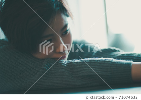 Worries of women in their 30s 71074632