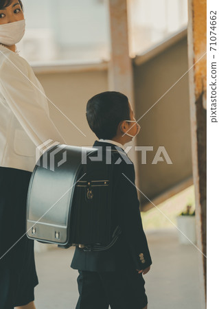 parenthood, parent and child, elementary student 71074662