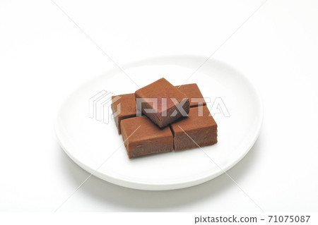 raw chocolate 71075087