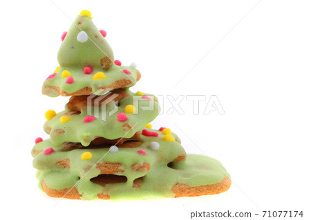 christmas ginger bread christmas tree isolated 71077174